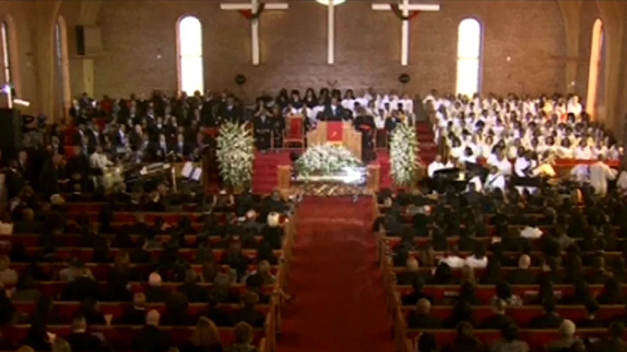 Funeraliile lui Whitney Houston: 1.500 de oameni au asistat la ceremonie. Sicriul, scos din biserică pe acordurile piesei 