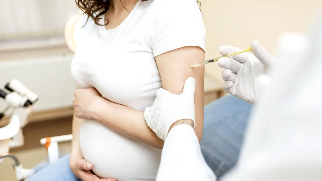 Veşti bune pentru viitoarele mame. O asistentă vaccinată anti-COVID a născut un bebeluş cu anticorpi dezvoltaţi