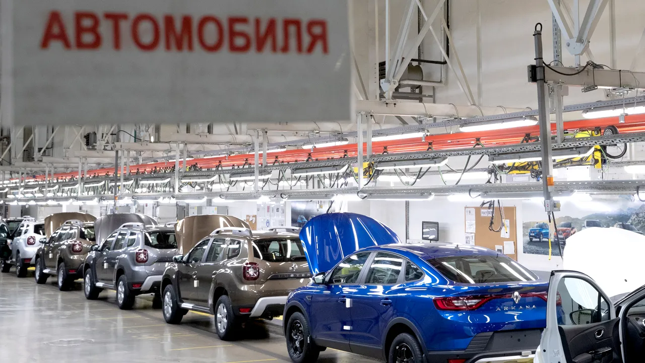 Grupul auto Renault anunţă suspendarea activităţilor industriale în Rusia 
