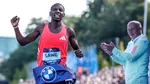 S-a scris istorie! Record: Sabastian Sawe a aleargat primul maraton oficial sub două ore