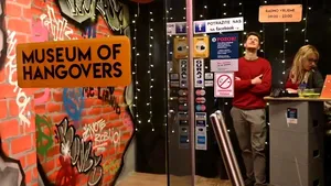 Primul muzeu al mahmurelii din lume a fost deschis. Cum se pot distra vizitatorii după o noapte de pomină. VIDEO