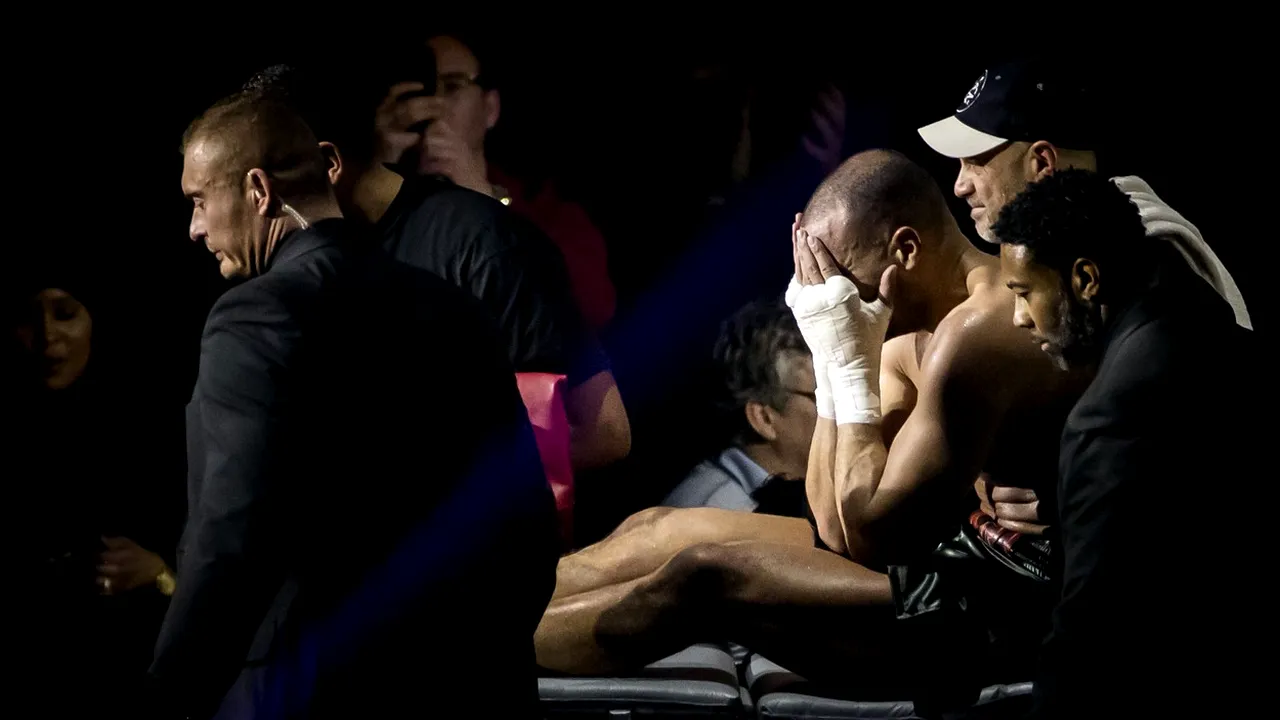 Momentul în care unul dintre cei mai mari kickboxeri din toate timpurile îşi rupe piciorul în timpul unei lupte - VIDEO