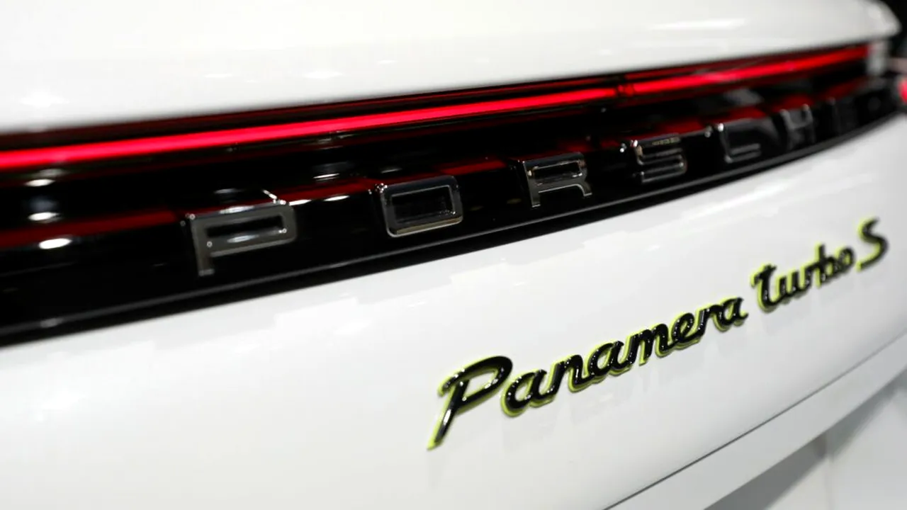 Porsche, aflat în criză, mizează pe motoare cu combustie și amână lansarea unor modele electrice