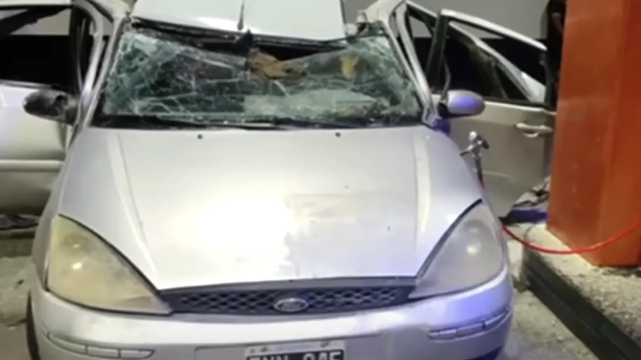 O maşină a explodat în timp ce era alimentată cu GPL: 20 kg de cocaină au zburat prin aer
