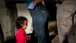 Imaginea unei fetiţe migrante plângând la graniţa dintre SUA şi Mexic, desemnată fotografia anului la World Press Photo 2019