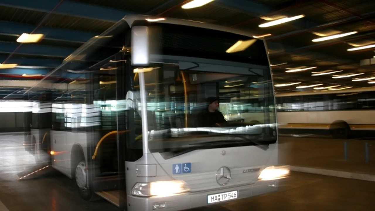 Protest spontan al angajaţilor RATB în faţa autobazei Titan