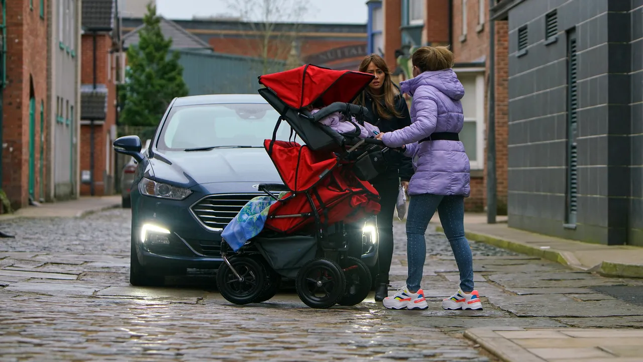 Bucureştean care plimba copilul cu căruciorul, lovit de o maşină. Şoferul a fost găsit de poliţişti