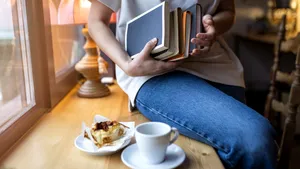 O carte, câteva cafenele și o după-amiază liberă. Atât îți trebuie pentru activitatea care a cucerit TikTok-ul