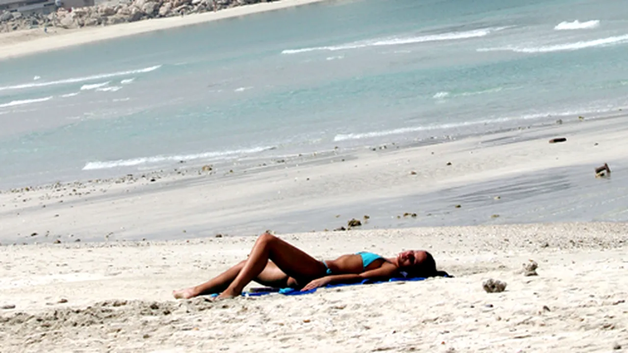 Zeci de turişti reţinuţi în Dubai pentru că au făcut plajă dezbrăcaţi