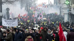 Sindicatele franceze au chemat oamenii la o nouă mobilizare naţională. Avertismentul MAE