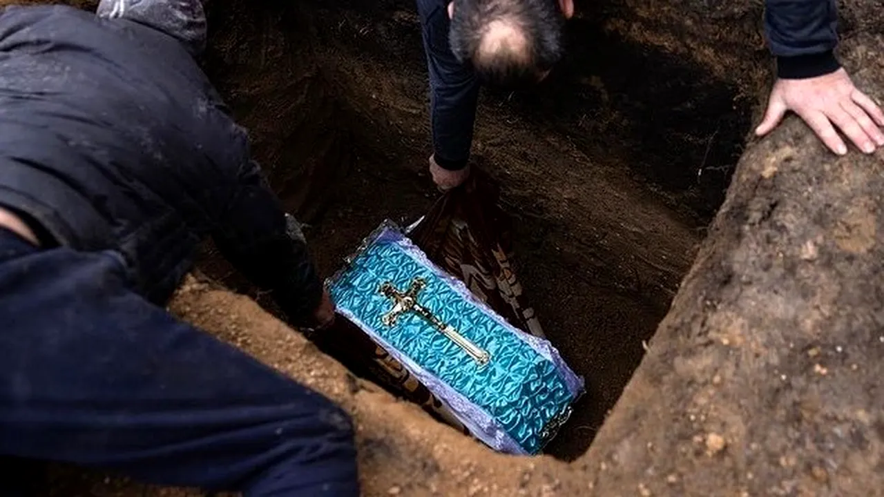 Mame cu braţele goale. Copilul de două zile ucis în bombardamentul asupra unei maternităţi, înmormântat