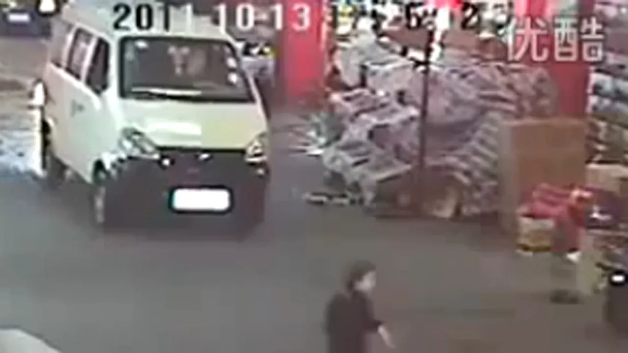 Fetiţa călcată de două maşini în timp ce oamenii o ocoleau a murit - VIDEO