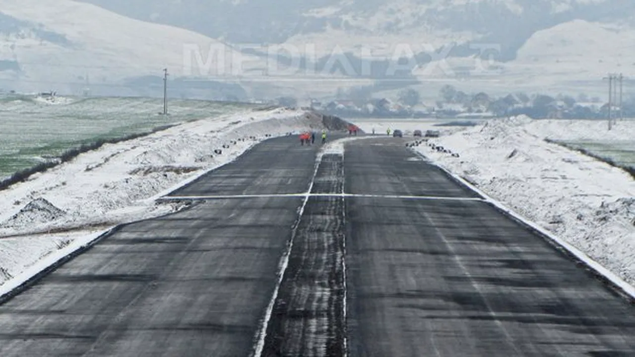 Circulaţia a fost închisă sâmbătă pe A2, timp de patru ore. CNADNR a dispus sancţiuni pentru întârzierea deszăpezirii pe autostradă