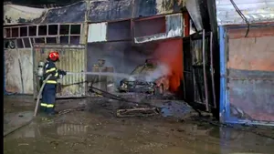 Incendiu uriaș la Constanța: opt garaje și două mașini s-au făcut scrum