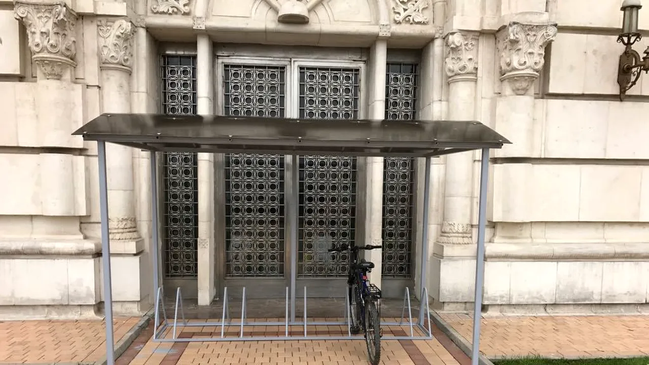 Deputaţii se laudă că au biciclete, dar le ţin...în portbagaj. Ce îi reţine pe aleşi să vină pedalând la serviciu 
