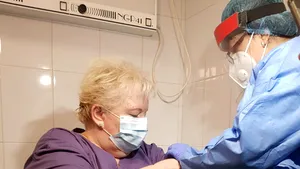 Vaccinarea contra SARS-CoV-2 a început în mai multe spitale din România. Medic: „Severitatea cazurilor m-a convins”