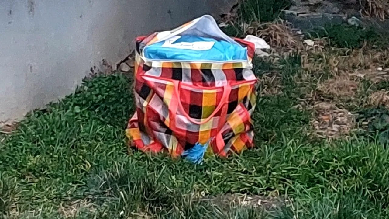 Cutie suspectă abandonată în spatele unui bloc din Sibiu. Zona a fost izolată