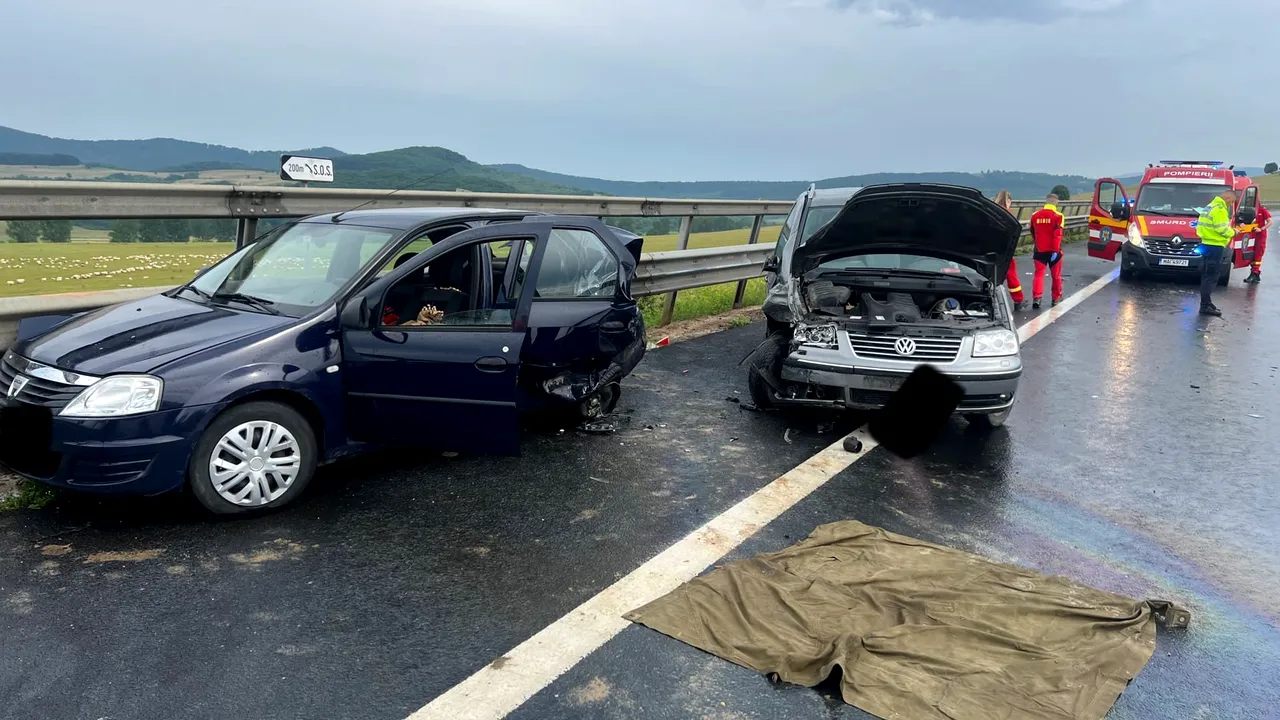 Accident cu trei maşini pe A1. Două persoane, blocate în autoturisme