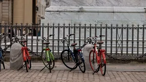 Tinerii terorizează pietonii cu o nouă provocare. Vârstnicii se tem să mai iasă din casă