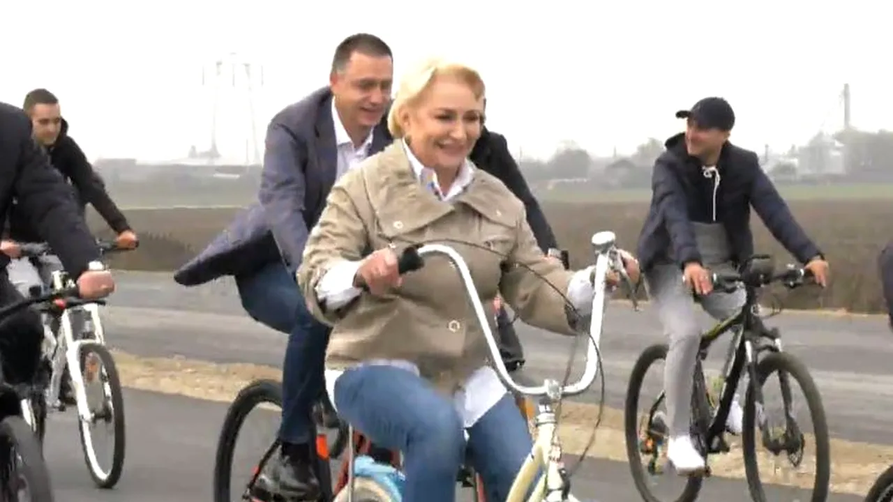 Viorica Dăncilă, pe bicicletă la inaugurarea Centurii Bacău, primii kilometri de autostradă din Moldova - VIDEO