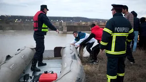 Intervenţie dificilă a pompierilor din Prahova pentru salvarea unui copil căzut într-un fost baraj