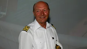 Traian Băsescu şi-a schimbat fotografia de profil de pe Facebook. Noua imagine îl înfăţişează în uniforma de comandant de navă - FOTO