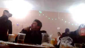 Mehedinţi: Şeful unui post de Poliţie, anchetat după ce a fost filmat, în uniformă, la o petrecere - VIDEO