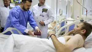 Zelenski a vizitat spitalul din Dnipro şi le-a mulţumit medicilor-eroi

