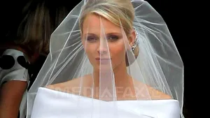 Rochia principesei Charlene de Monaco, decorată cu mii de cristale Swarovski şi perle. Este mai frumoasă decât cea purtată de Kate Middleton? - FOTO
