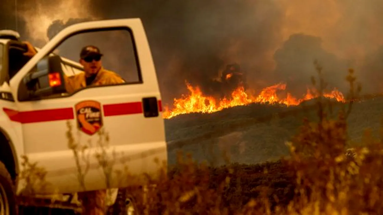 Mai mult de 20.000 de oameni au fost evacuaţi din calea flăcărilor în sudul Californiei 
