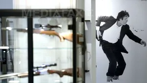 Carabina Winchester dăruită de Steve McQueen actorului Alain Delon, vândută cu 19.000 de euro