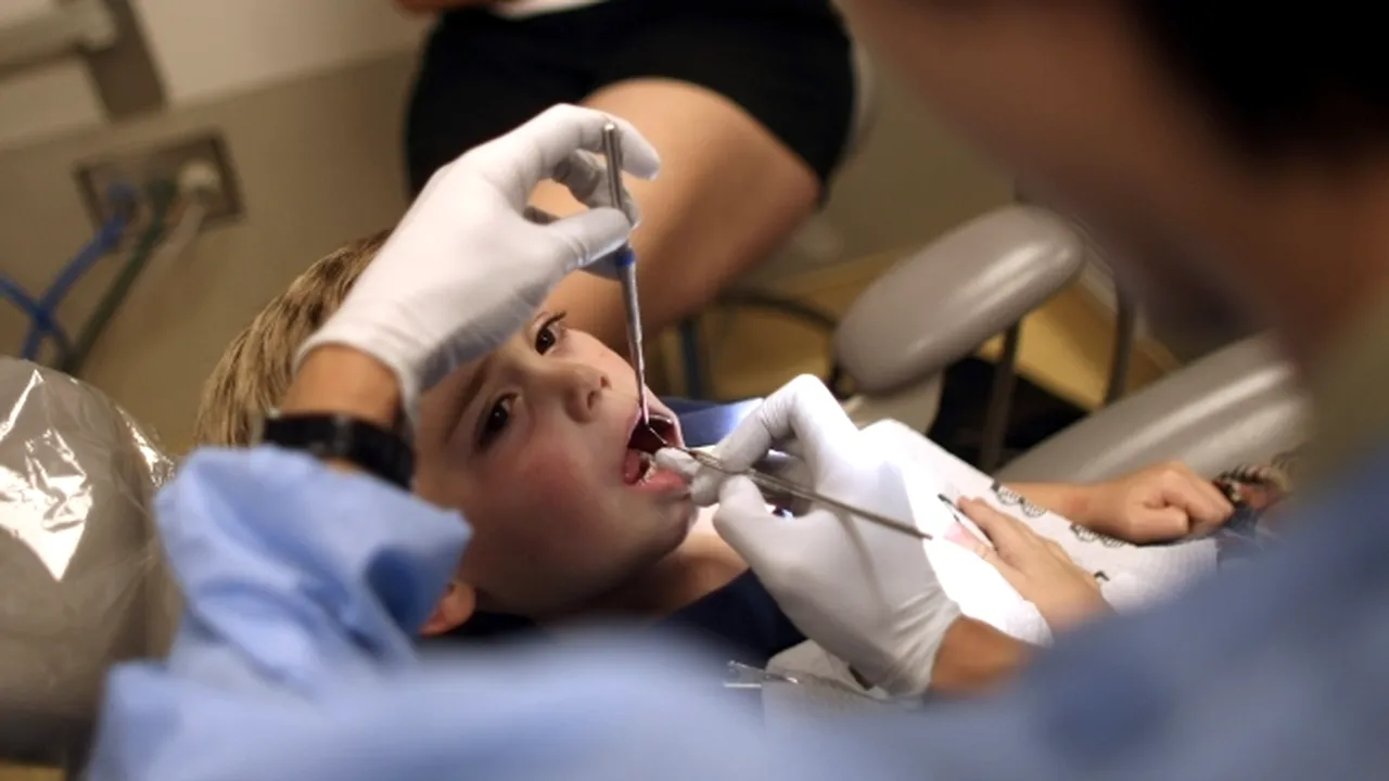 Ministerul Sănătăţii introduce din 1 iulie un program de igienă orală pentru elevi