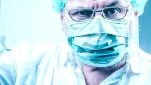 Doctorul care a ignorat coronavirusul şi a tuşit spre colegii săi a fost arestat
