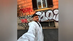 „Omul care curăță Roma”. Un influencer șterge gratuit graffiti-urile de pe clădirile istorice