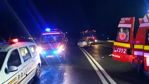 Impact puternic pe DN13: Şapte persoane rănite, între care doi copii. Patru echipaje SMURD au intervenit la faţa locului. FOTO