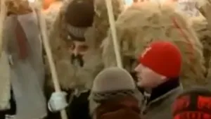 Celebra bătălie de la Ruginoasa s-a terminat cu o remiză, după intervenţia jandarmilor. O „armată” de oameni a venit să privească spectacolul