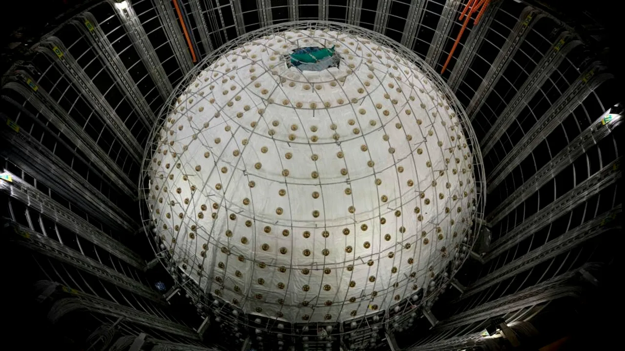 Un detector ascuns în adâncurile Pământului dezvăluie secrete despre cele mai enigmatice particule din Univers