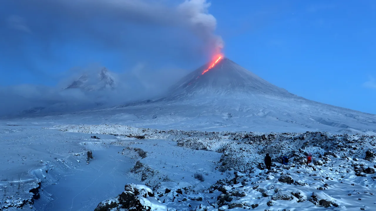 O erupţie vulcanică în peninsula Kamchatka din Rusia a întrerupt traficul aerian în regiune. De ce sunt sfătuiţi locuitorii să rămână în casă