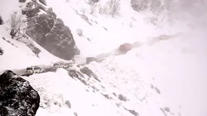 Cadavrele a 100 de alpinişti şi săteni surprinşi de o avalanşă, descoperite în Nepal