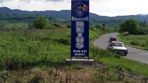 FOTO Indicatoarele de la ieşirea şi intrarea în Beiuş, montate invers. Primarul, deloc deranjat de acest lucru: ”Nu fac un capăt de lume”