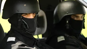 Acţiune simultan în cinci judeţe pentru destructurarea unei reţele de crimă organizată