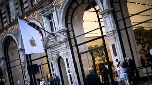 Apple trece de 2 mii de miliarde de dolari. Compania valorează mai mult decât economiile unor ţări de pe glob