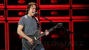 Eddie Van Halen spune că penele de chitară i-au provocat cancer la limbă