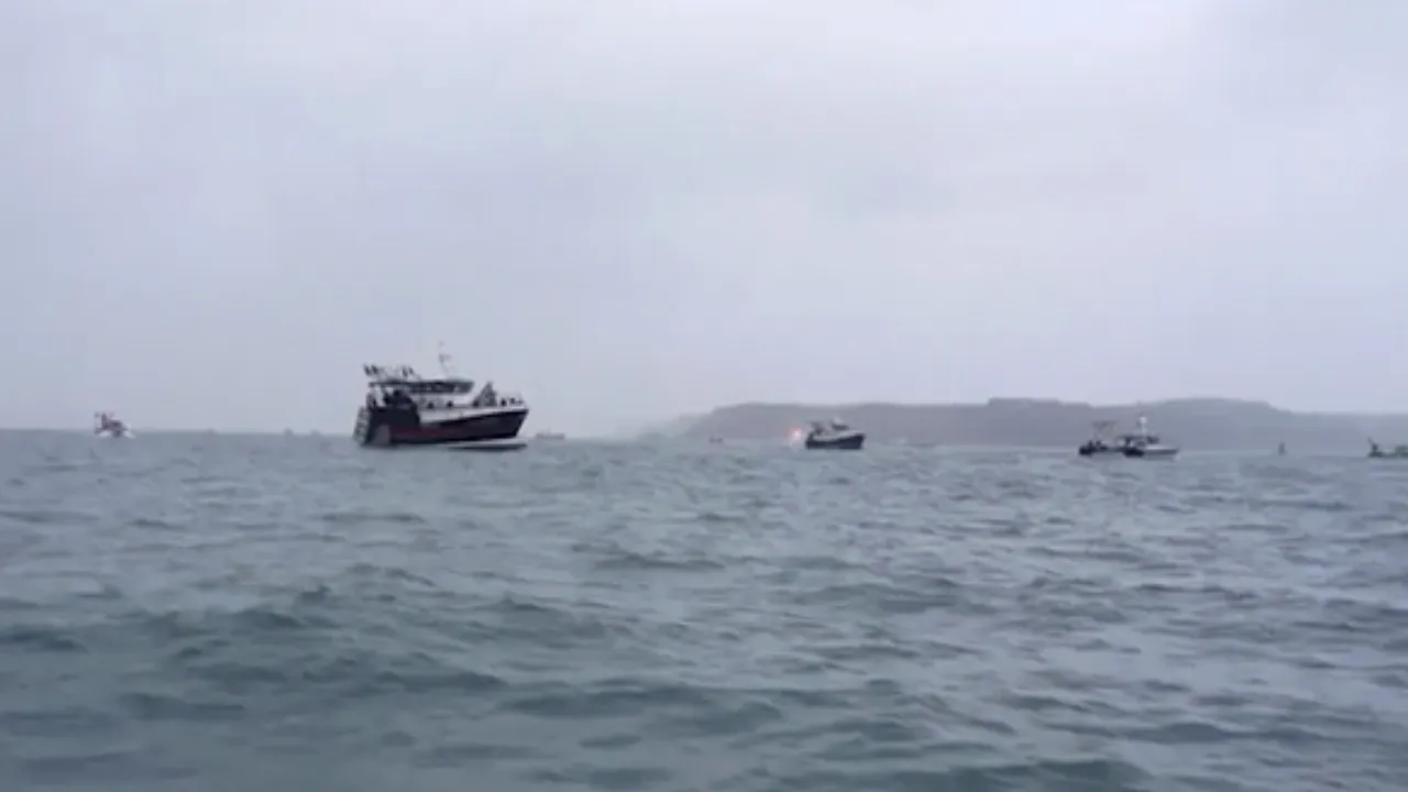 Sute de migranţi întrerup traficul în Portul Rhodos