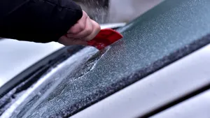 Ceaţă densă şi ninsori: Cum se circulă duminică dimineaţă pe drumurile din România
