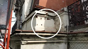 Urme de gloanţe, descoperite după 30 de ani de la Revoluţie, pe o clădire monument istoric de pe Calea Victoriei