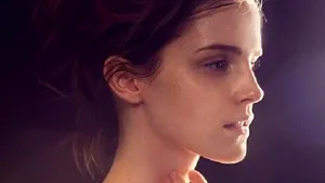 Emma Watson a pozat topless pentru a susţine o fundaţie ce se ocupă de protecţia mediului - VIDEO