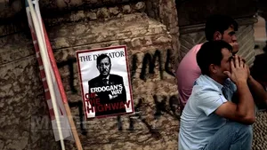 PROTESTELE din TURCIA: Recep Tayyip Erdogan, aşteptat în ţară de zeci de mii de manifestanţi care îi cer demisia