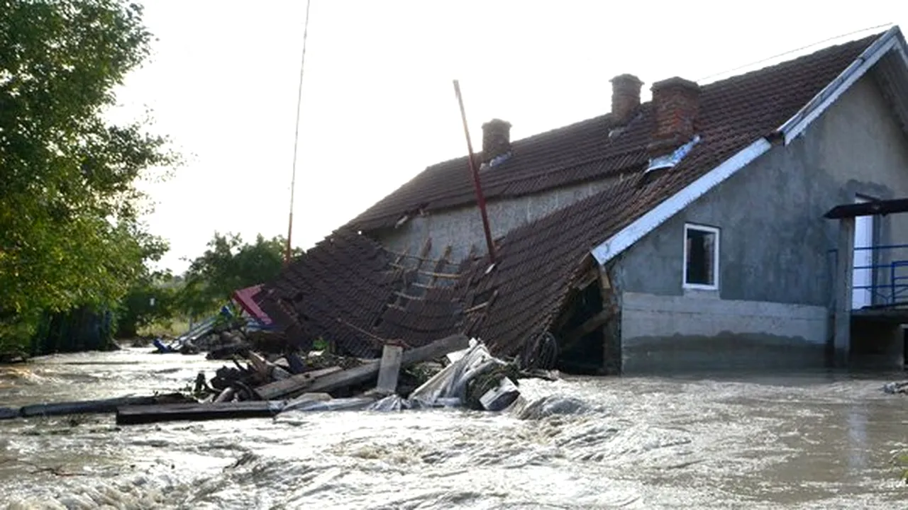 COD ROŞU de inundaţii în Olt, Teleorman, Vâlcea şi Argeş, PORTOCALIU în alte zece judeţe. O persoană este decedată, iar alte patru dispărute. Bilanţul inundaţiilor - VIDEO, FOTO