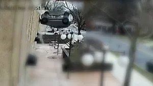 Mai ceva ca în filme: A sărit cu maşina, prin perete, dintr-o parcare supraetajată - VIDEO